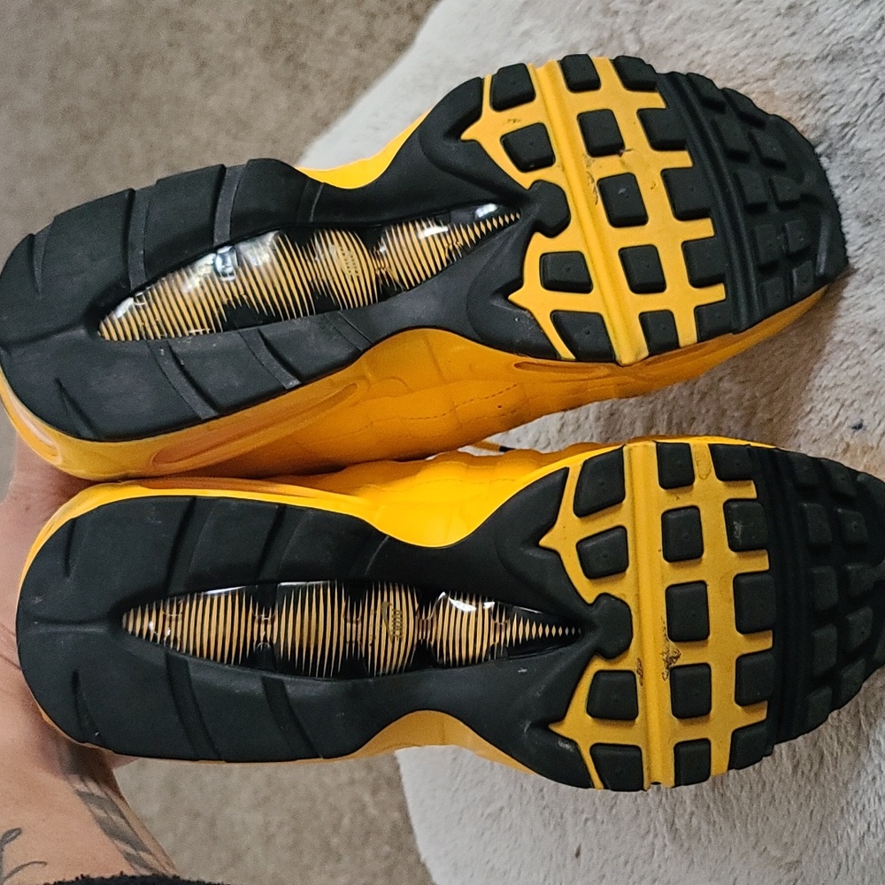 SHOES - Picture 5 of 8